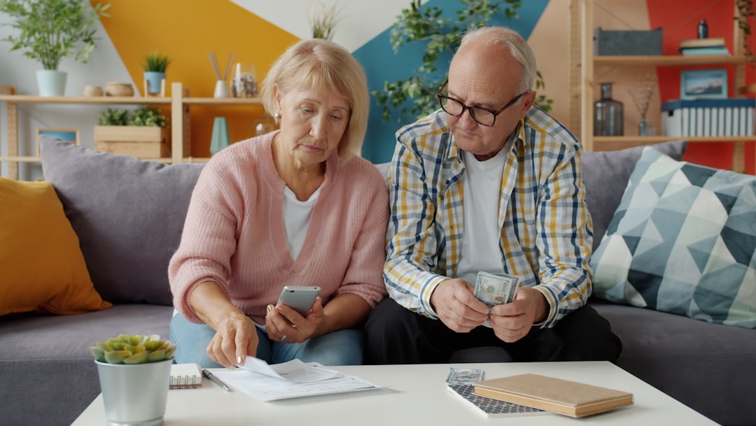 Familia planificando finanzas